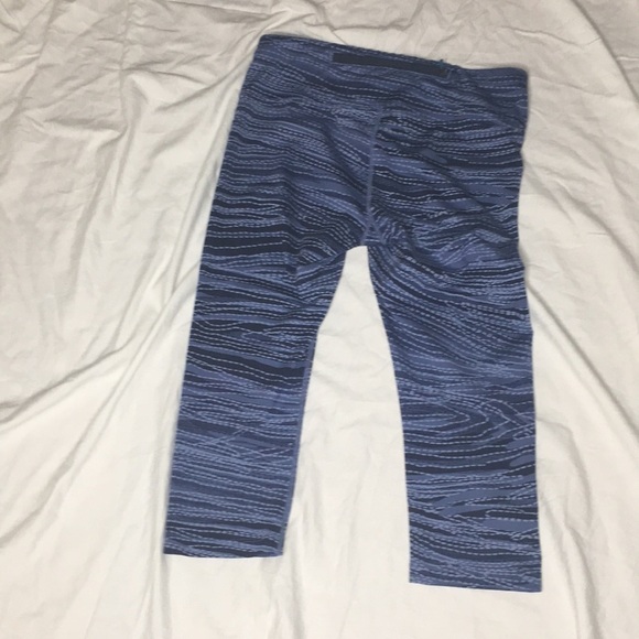 Athleta blue crops - Picture 2 of 5